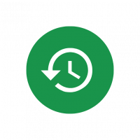 Illustration vectorielle d’une horloge blanche stylisée avec une flèche circulaire pointant vers la gauche, sur un fond orange vif, évoquant une notion de rafraîchissement, de retour ou de suivi dans le temps.